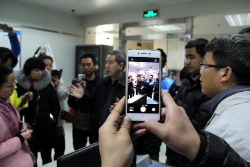 在李锋副主任介绍情况的时候，许多彩民拿出手机现场拍照或录像，作为珍贵的“一手”资料。