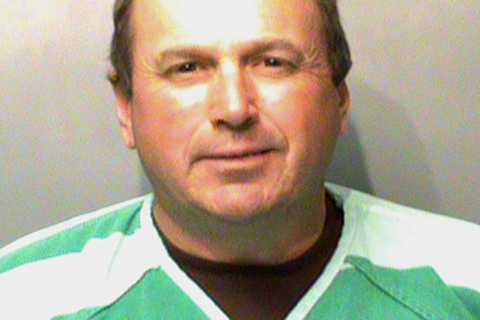 2016年4月6日，汤米·蒂普顿向爱荷华州得梅因市当地警局自首，他伙同他的哥哥埃迪·蒂普顿操纵数百万美元的彩票开奖。