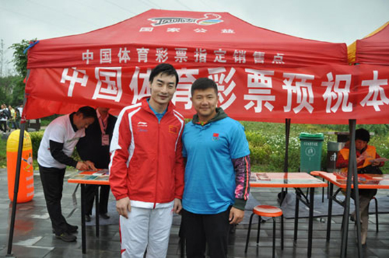 陕西体彩形象大使秦凯(左)参与全民健身活动