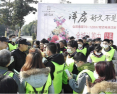 南京街头业主集体戴口罩拉横幅维权