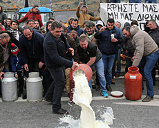 希腊农民堵路倒牛奶 抗议提高农业税
