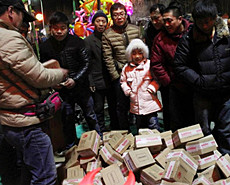 “无主”快递件公开卖 10元先买后拆