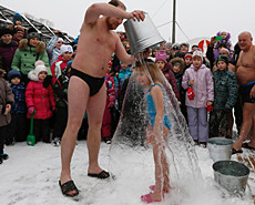 颤抖吧：俄国民众零下27度赤裸斗冰雪