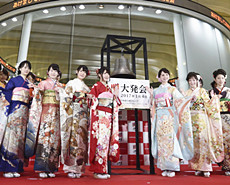 东证所女职员穿和服迎开市