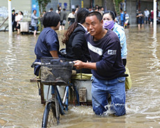 昆明暴雨 城区大面积水淹到膝盖