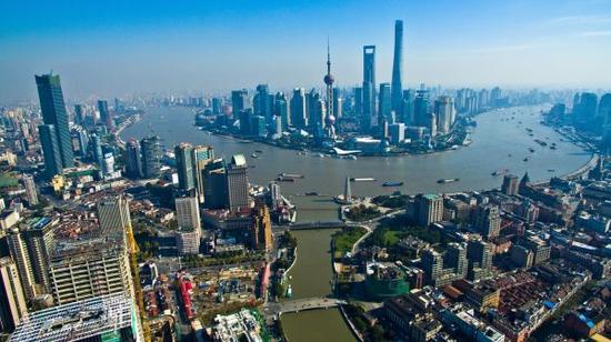 上海“浦西第一高楼”白玉兰广场（左侧）与浦东陆家嘴高楼群遥相呼应。新华社发