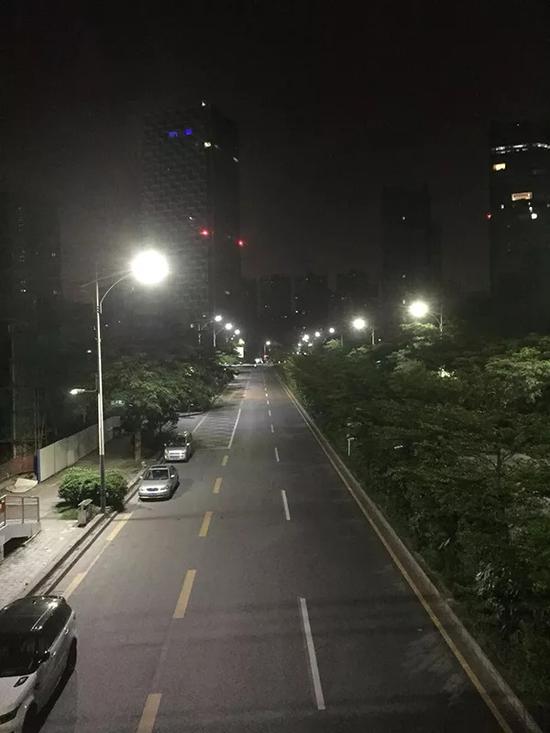 凌晨的深圳坂田，叫车不容易。澎湃新闻记者 赵孟 图