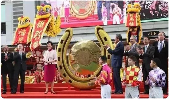  | 香港特别行政区行政长官林郑月娥为香港赛马新马季开锣