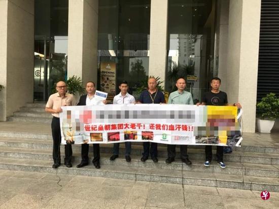 马来西亚民主行动党泗岩末国会议员林立迎(右二)陪同中国受害者召开记者会,希望协助他们追回血汗钱。(东方日报)