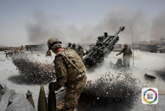 资料：2011年6月12日，阿富汗坎大哈，美军士兵发射榴弹炮。（新华／路透）