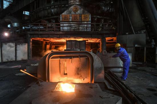 资料图片：2017年11月4日，工人在辽宁本溪钢铁（集团）有限责任公司高炉前测量铁水温度。新华社记者 潘昱龙 摄