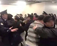175名中国游客滞留日本机场与警方冲突