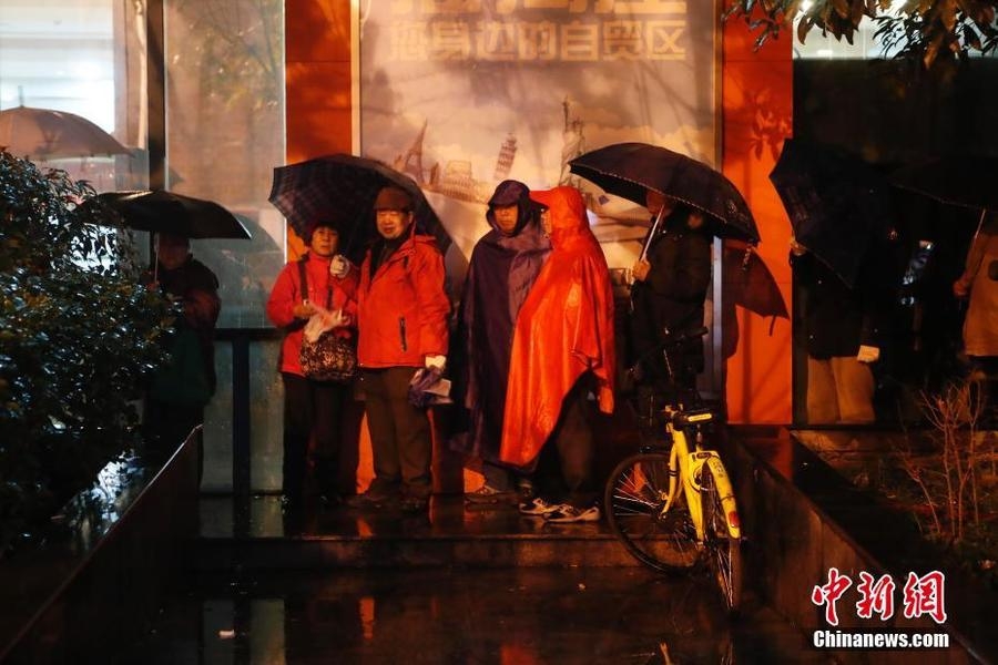 2018年1月5日，中国邮政发行《戊戌年》特种邮票。2018戊戌狗年生肖邮票是第四轮生肖邮票的第三枚，由周令钊先生设计，共2枚，第一枚为“犬守平安”，第二枚为“家和业兴”。邮票采用胶雕套印，全套售价2.40元，小本票售价12元。