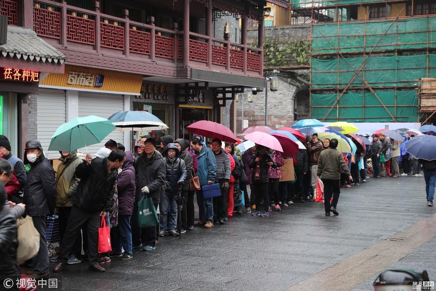 2018年1月5日，中国邮政发行《戊戌年》特种邮票。2018戊戌狗年生肖邮票是第四轮生肖邮票的第三枚，由周令钊先生设计，共2枚，第一枚为“犬守平安”，第二枚为“家和业兴”。邮票采用胶雕套印，全套售价2.40元，小本票售价12元。