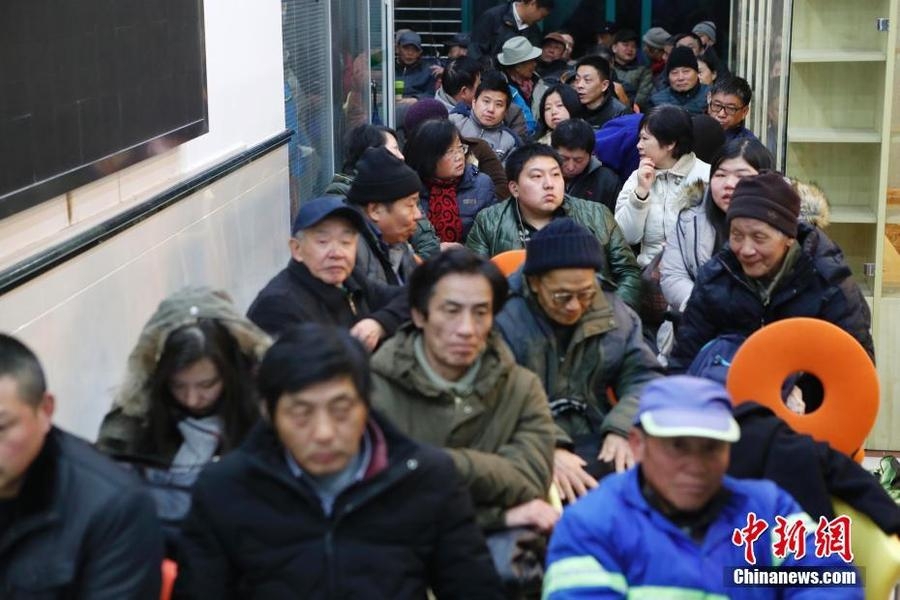 2018年1月5日，中国邮政发行《戊戌年》特种邮票。2018戊戌狗年生肖邮票是第四轮生肖邮票的第三枚，由周令钊先生设计，共2枚，第一枚为“犬守平安”，第二枚为“家和业兴”。邮票采用胶雕套印，全套售价2.40元，小本票售价12元。