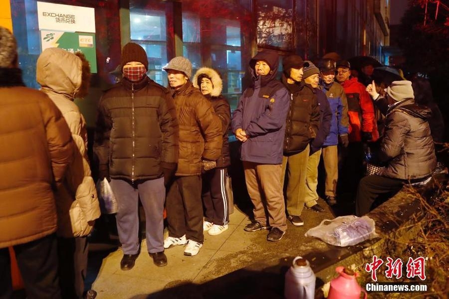 2018年1月5日，中国邮政发行《戊戌年》特种邮票。2018戊戌狗年生肖邮票是第四轮生肖邮票的第三枚，由周令钊先生设计，共2枚，第一枚为“犬守平安”，第二枚为“家和业兴”。邮票采用胶雕套印，全套售价2.40元，小本票售价12元。