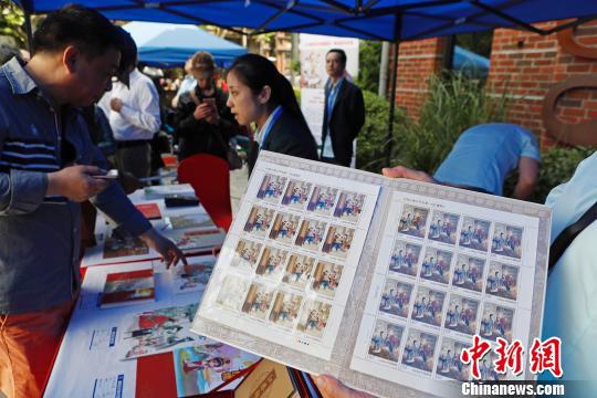 上海邮政在愚园路1107号弘基创邑国际园举行《中国古典文学名著——〈红楼梦〉（三）》特种邮票的首发仪式。　殷立勤 摄