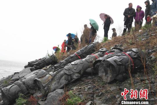 从江中打捞上岸的盘龙石柱 胡春风 摄
