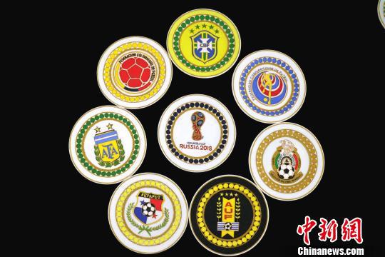 以世界杯32支球队队徽为灵感所作的金丝彩沙画。　额丽其格 摄