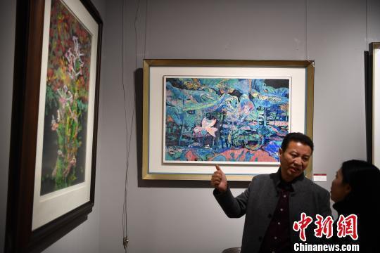 图为观众在现场看展 刘冉阳 摄