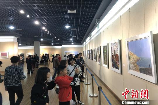 本次展览展出30余位艺术家、近百幅美术作品，吸引不少学生及市民的参观。　柯宁 摄