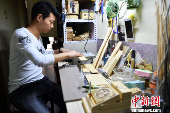 徐瑞斌在创作中。 翟羽佳 摄