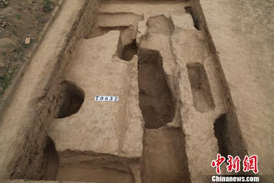考古发掘的灰坑。陕西省考古研究院供图