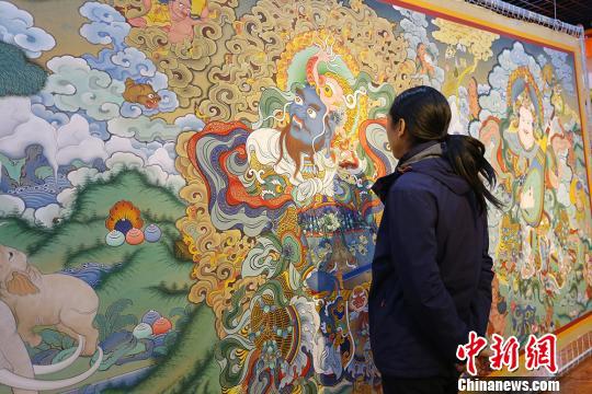 唐卡的绘制是一门精工细描的技艺,既是绘画也是修行。 高展 摄