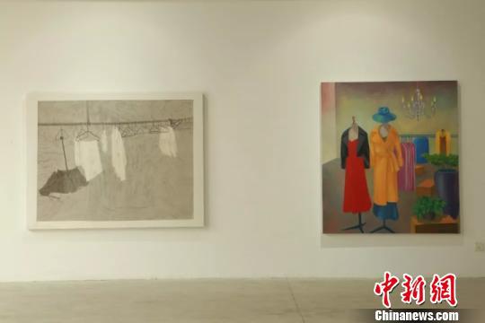 图为《变形记》展品。　刁海洋 摄