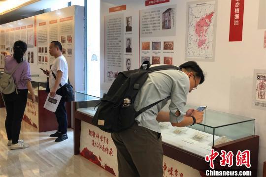 图为民众观展。 吴鹏泉 摄