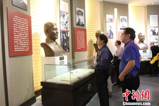 游人参不雅石河子军垦博物馆。 陶拴科 摄
