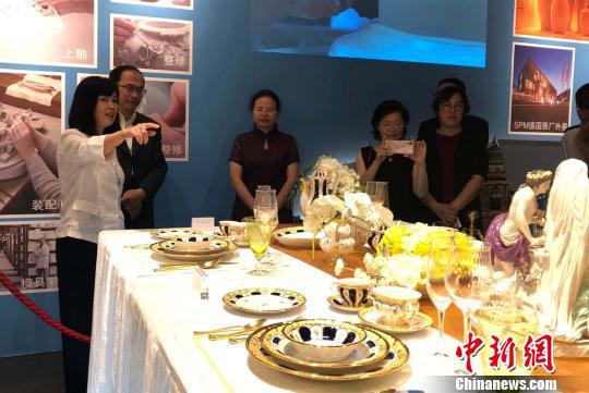 任万平(左三)等嘉宾在观展。 陈悦 摄