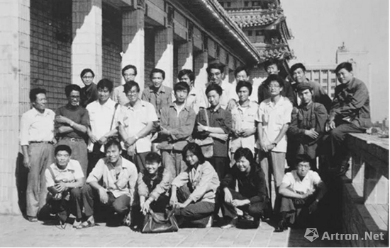 1980年，星星画会成员在中国美术馆。