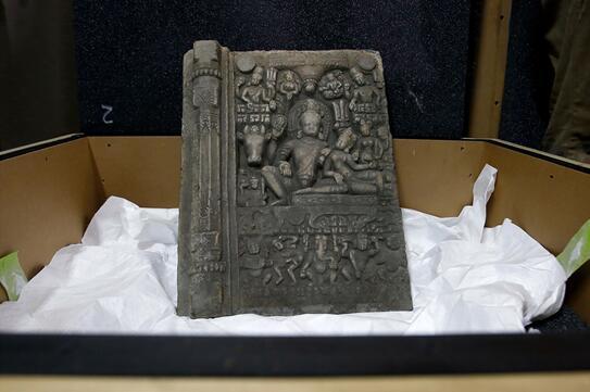 图为 2018 年 4 月 4 日拍摄的资料图片，显示了纽约大都会美术馆归还给尼泊尔文物部的一尊 11 世纪印度神湿婆雕像。图片来源：法新社/戈宾?莱。