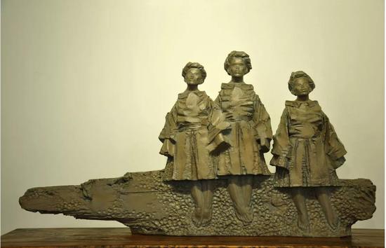 《日出》创作时间：2014年 材料：树脂 尺寸：140cm*70cm*30cm 广西美协收藏 广西艺术学院收藏