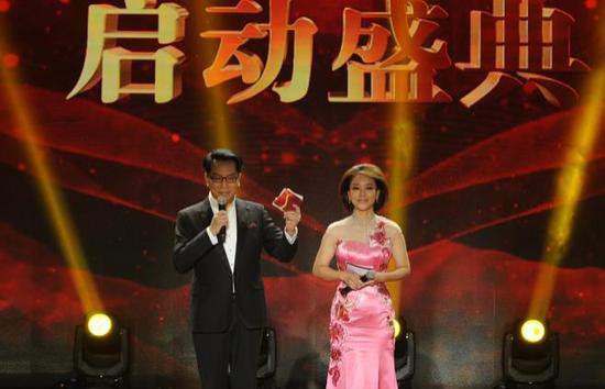 (诗意中国总导演张宏和CETV主持人张莉共同主持启动仪式)