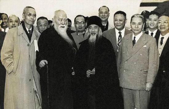 图13.1959年春,台北张大千国画展。前排左起为张维翰、于右任、张大千、张群,,后排有张目寒