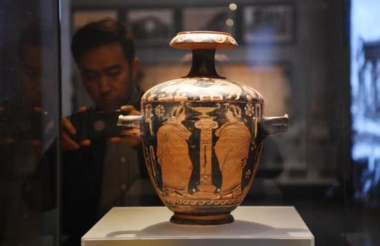 出土于帕埃斯图姆的公元前4世纪末红绘风格双耳陶瓶。新京报记者 李木易 摄