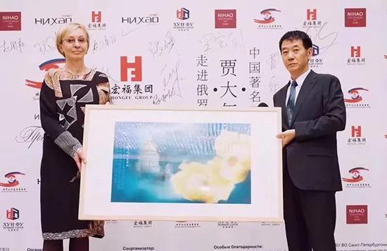 中国<a href=http://artist.legendart.cn target=_blank class=infotextkey>画家</a>贾大年在向俄圣彼得堡艺术界展示向日葵画作