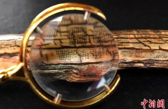 重庆老人玩微刻书法字体细如毛发