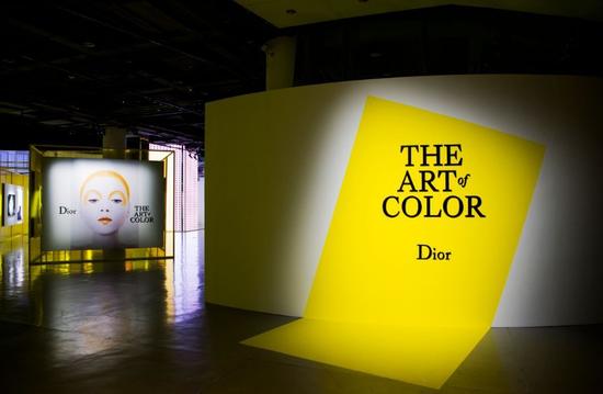 “DIOR， THE ART OF COLOR”的艺术展览现场