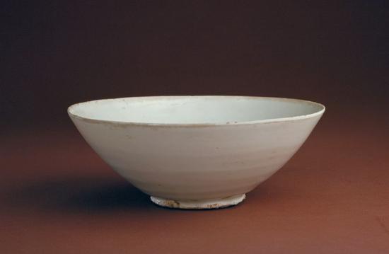 定窑白釉“官”字款碗，五代，高6.6cm，口径17cm，足径6cm。