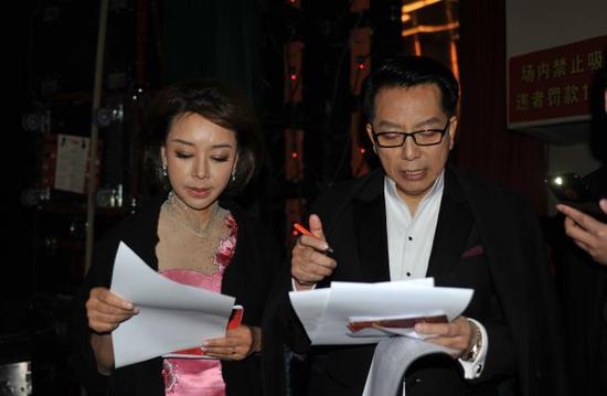 (晚会主持人张宏、张莉在认真备稿)