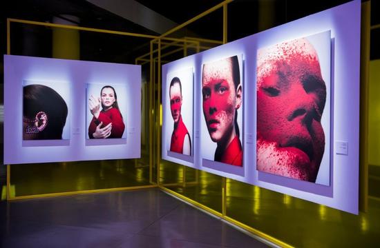 “DIOR， THE ART OF COLOR”的艺术展览现场