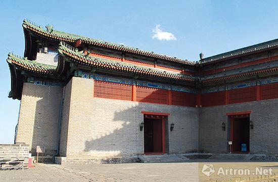 成立于1991年，位于北京东便门角楼上最早的外资画廊——红门画廊