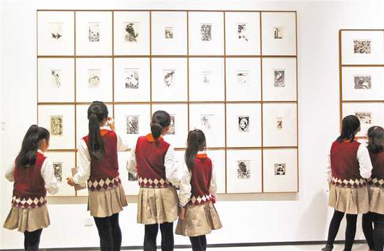十一月一日，四川美术学院美术馆，市民欣赏江敉先生版画、漫画等精品。记者 卢越 摄 