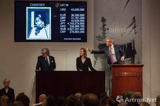 拍卖师兼全球总裁Jussi Pylkk?nen在战后及当代艺术拍卖会上。图片：courtesy of Christiechr
