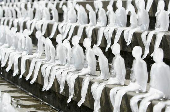 巴西艺术家Nele Azevedo在柏林音乐厅外的台阶上陈列了自己的冰雕装置。