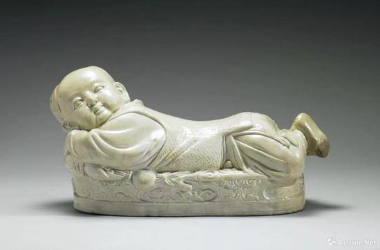 ▲定窑白瓷婴儿枕 台北故宫博物院藏