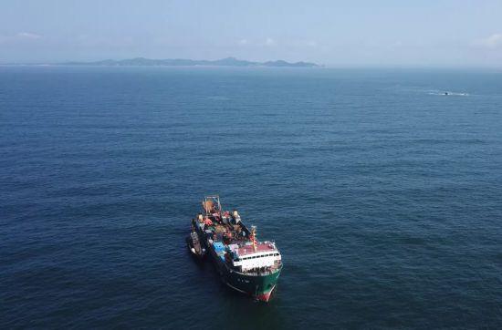 海上工作全景（右后方为少数幸运官兵获救的老人石，远处为黑岛山脉）